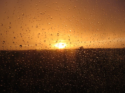 Côté ouest. Derrière la fenêtre. Soleil couchant sous la pluie. (photo : Christiane)